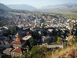 Gjirokastr - pohled od hradu