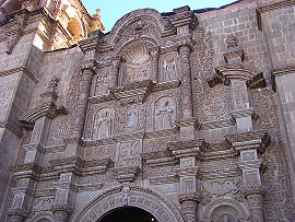 detail prelí katedrály v Punu