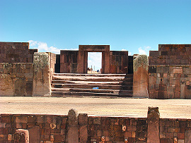 jiní brána na plošinu Kalasasaya