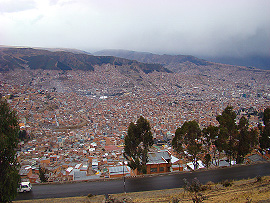 pohled na La Paz z pedmstí El Alto