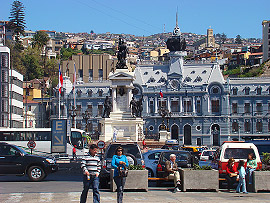 Plaza Sotomayor a Památník hrdin z Iqique