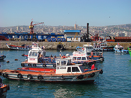 pístav, v pozadí msto Via del Mar